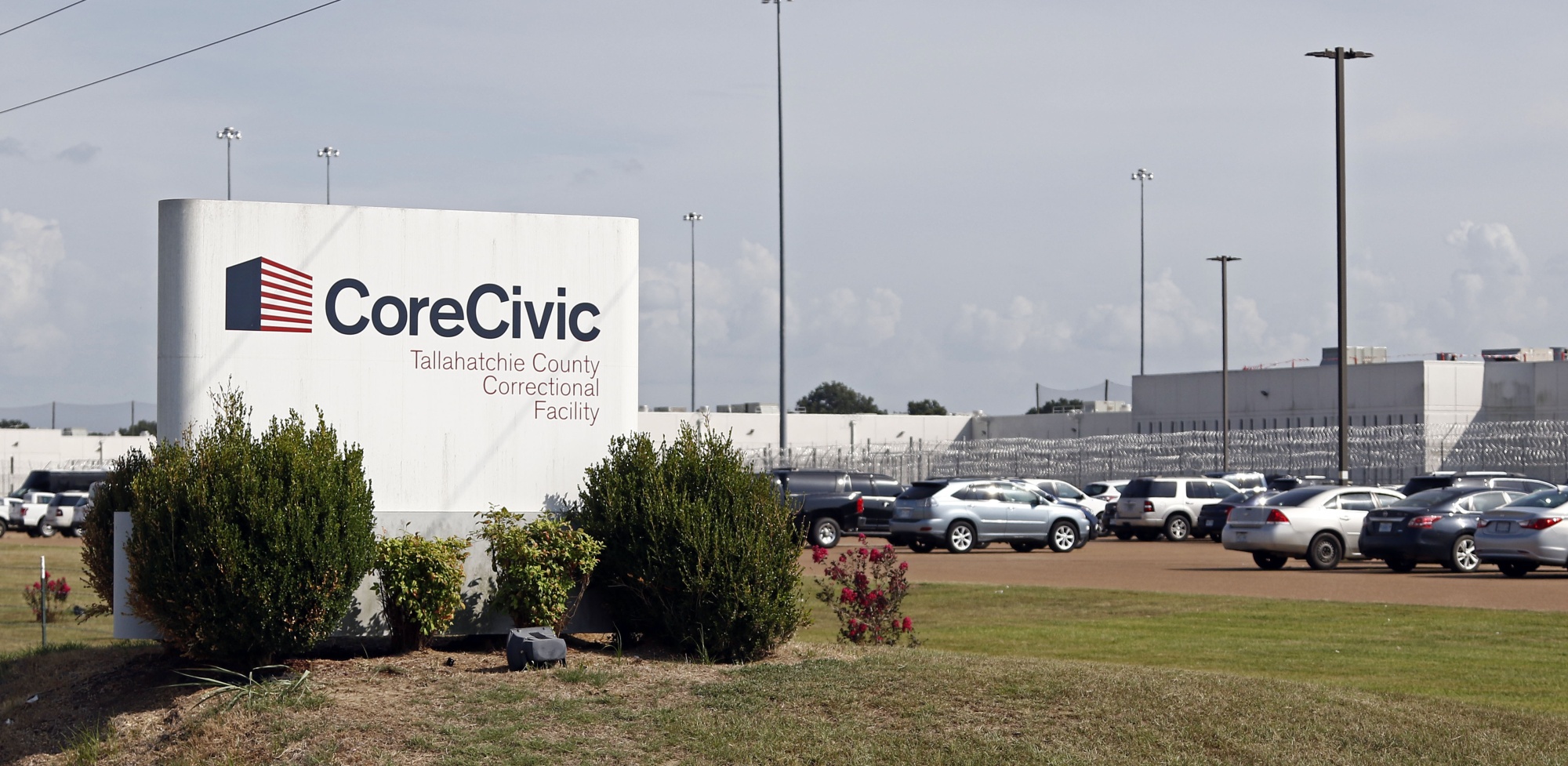 Corecivic Houston Processing Center Houston Tx Private Prison Firm CoreCivic (CXW) Selling Junk Bonds to Tackle Debt