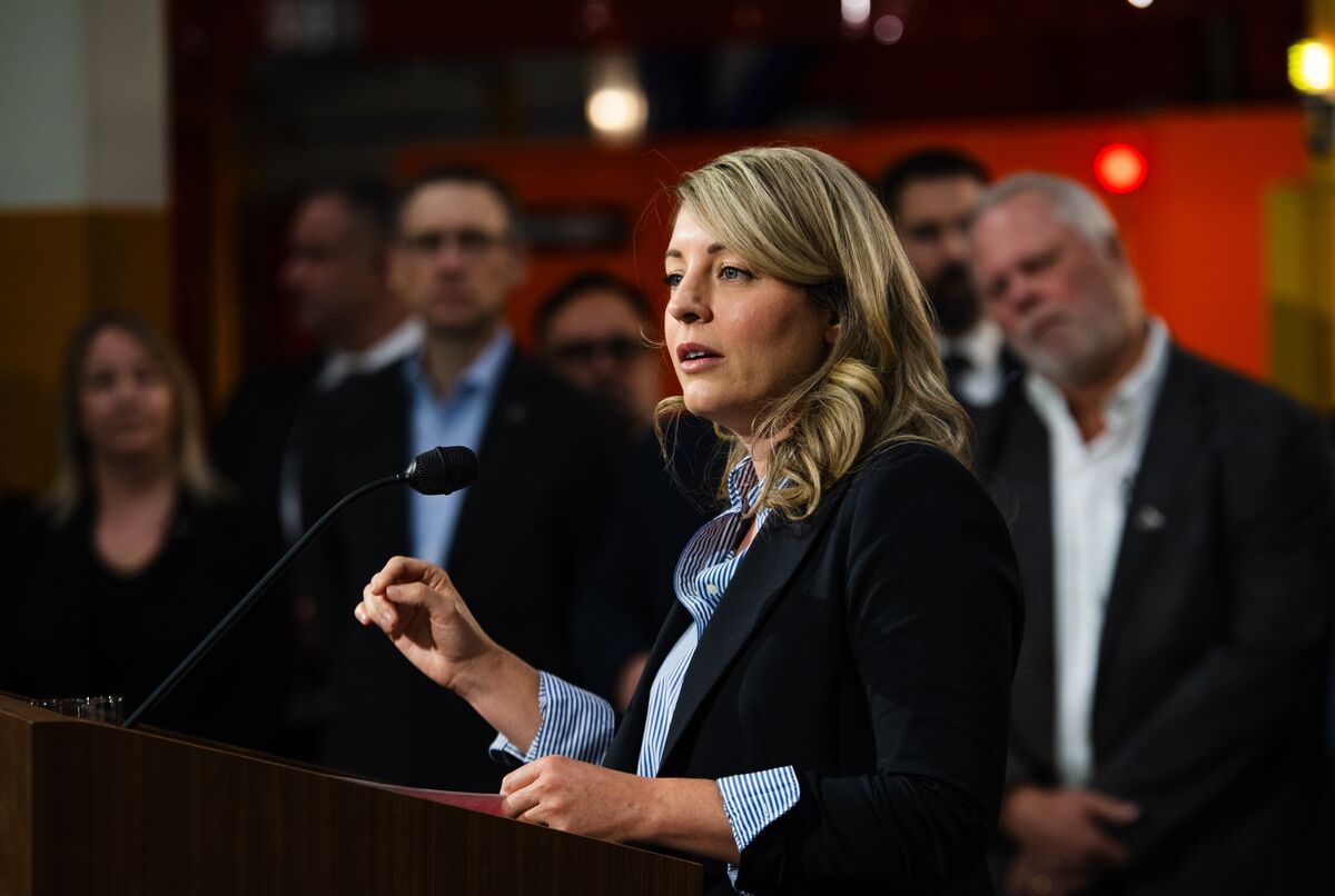 bloomberg.com - Brian Platt - Chinese Carmakers Weighing Canada Manufacturing Deals, Joly Says