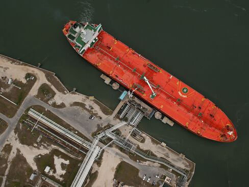 Ship Rates Drop as U.S. Oil Imports Fall Most Since ’91