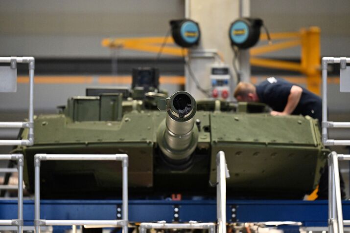 Leopard 2 tank assembly at the KNDS plant in Unterstadt, Germany.