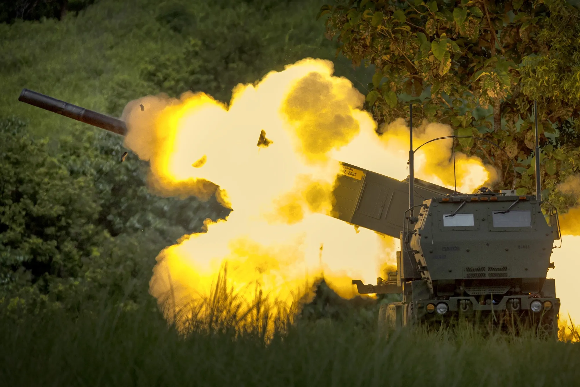 米国とフィリピンの合同演習の一環として両国軍が高機動ロケット砲システム「HIMARS」からロケット弾を発射した（2024年8月9日）