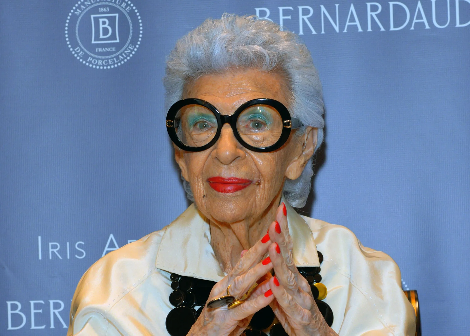 URGENT: Iris Apfel, fashion icon known for her eye-catching style, dies at  102 - Bloomberg