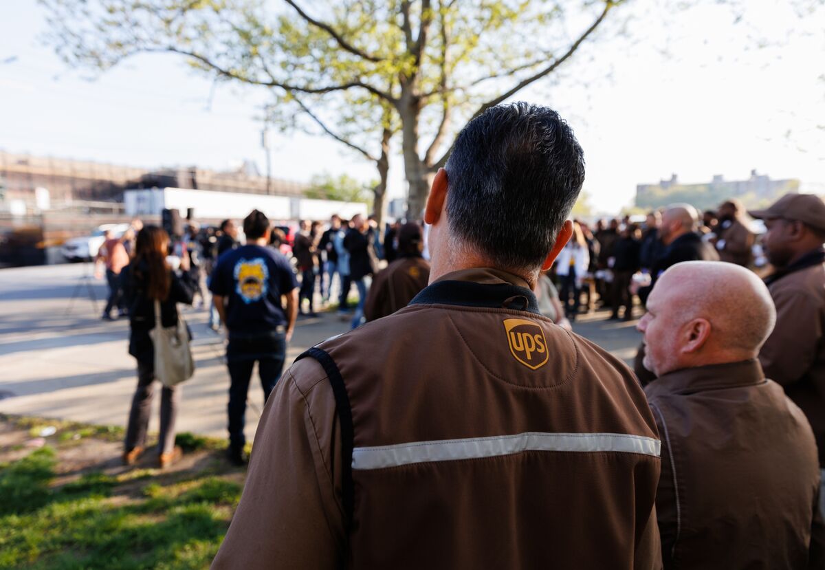 UPS, Teamsters Agree To Contract Avoiding Strike - Bloomberg