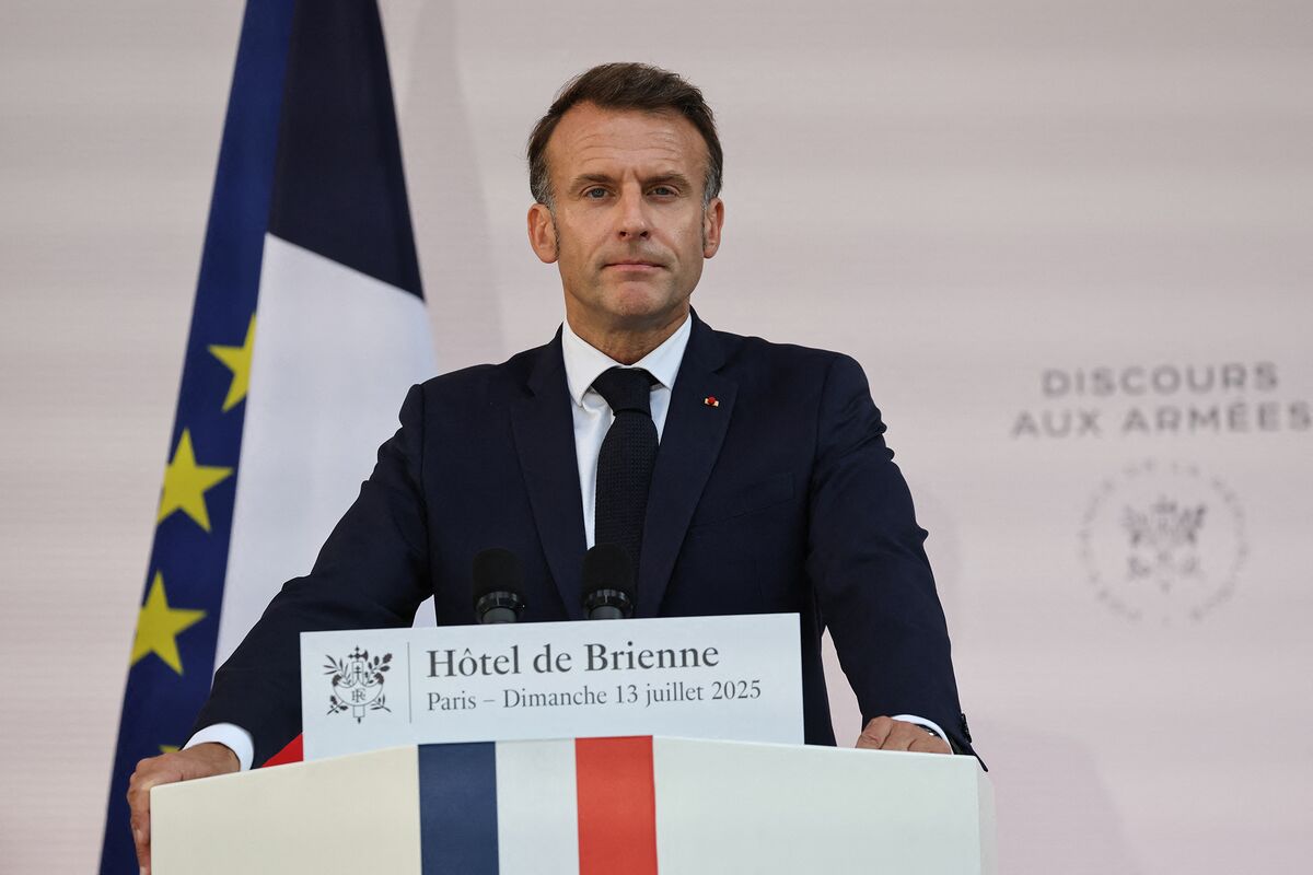 Cover Image for France’s Macron Raises Defense Budget, Says Europe Under Threat