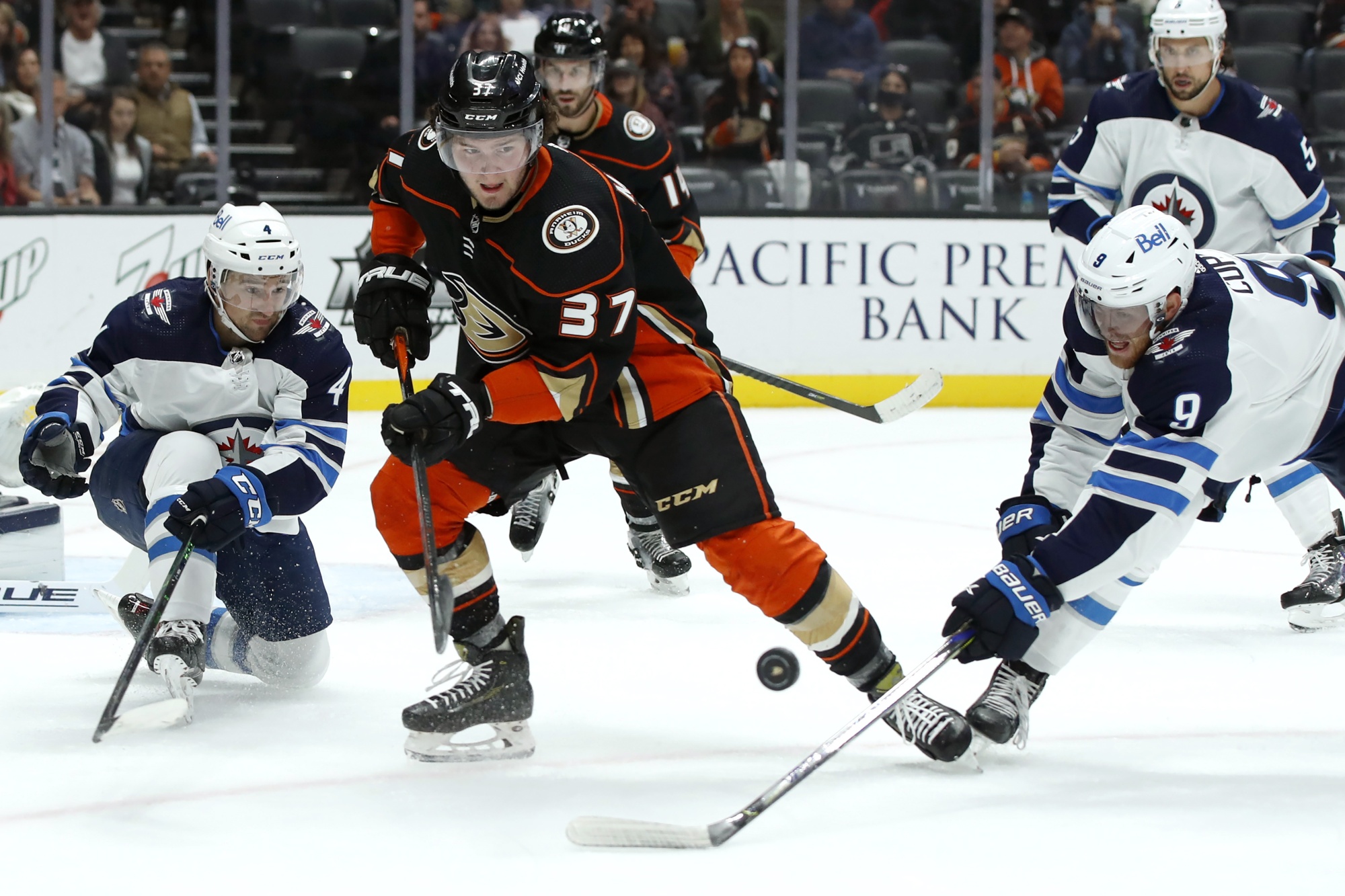 McTavish, 18, Scores in NHL Debut as Ducks Beat Jets 4-1 - Bloomberg