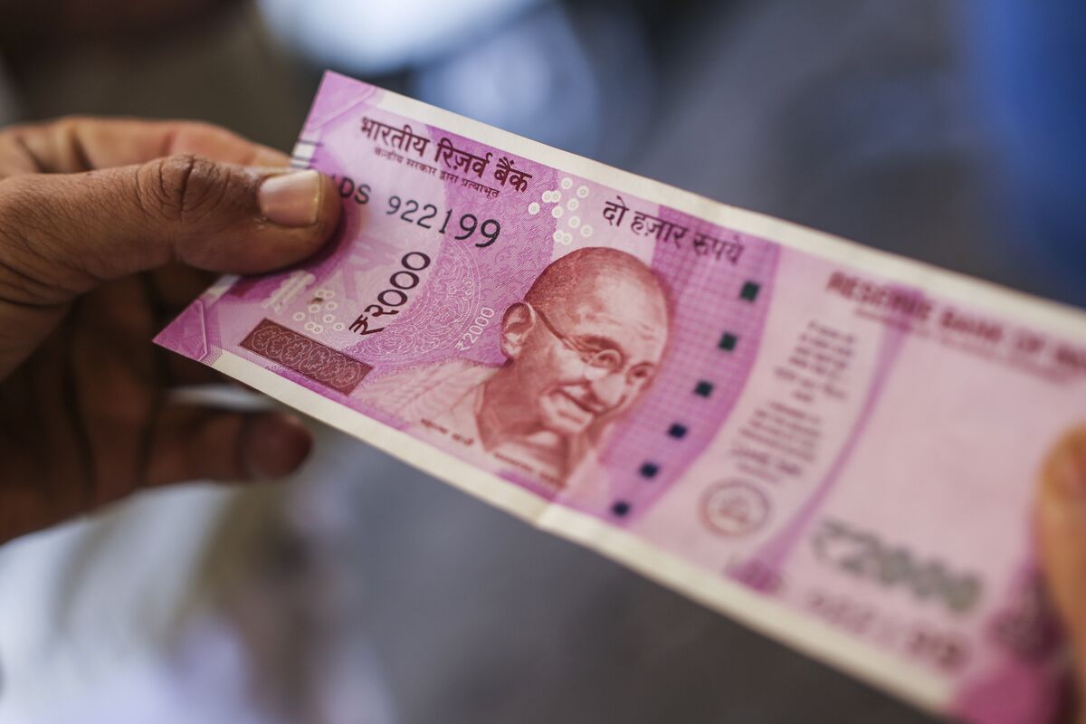 india-withdraws-highest-value-bank-notes-months-before-polls-bloomberg