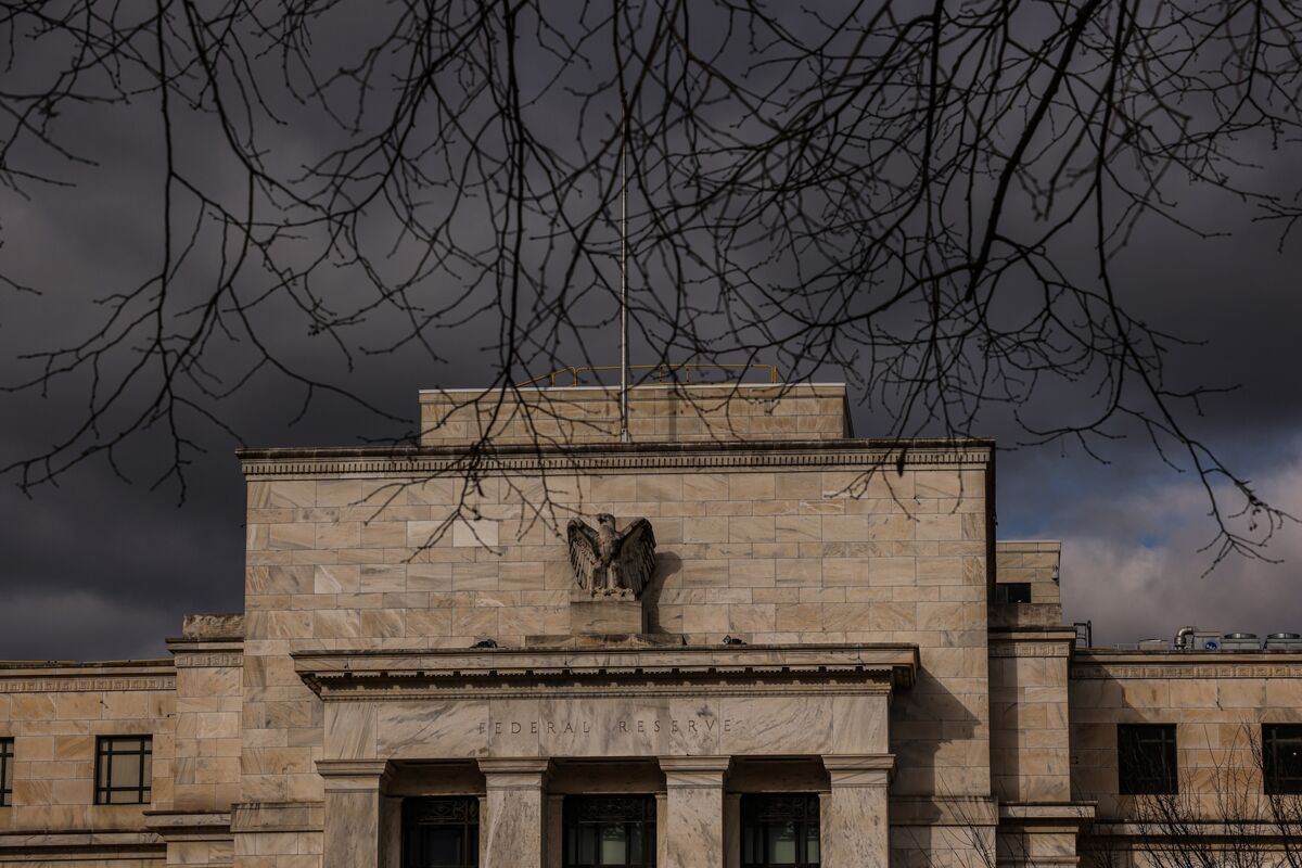 Image for article Fed Pivot Will Dominate Year of Rate Cuts in Turn of Global Cycle  Bloomberg