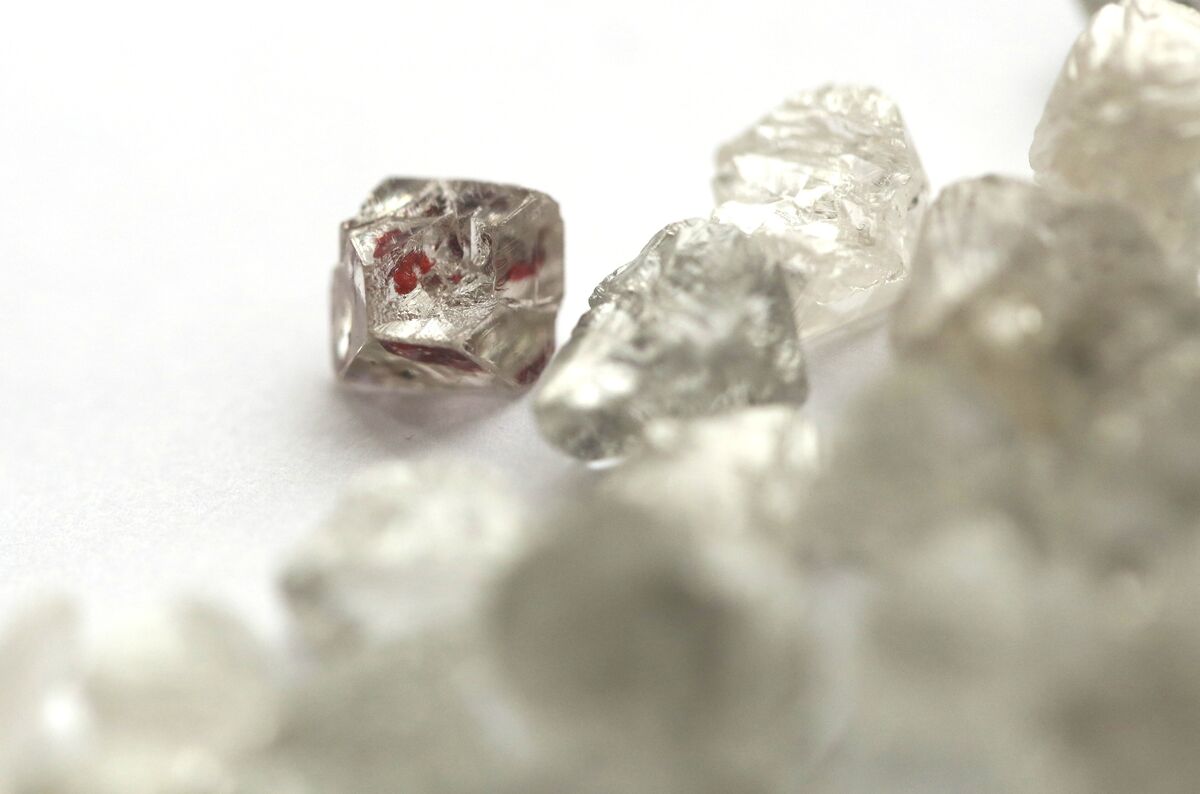 De Beers is offering their online Diamond Foundation Course for free