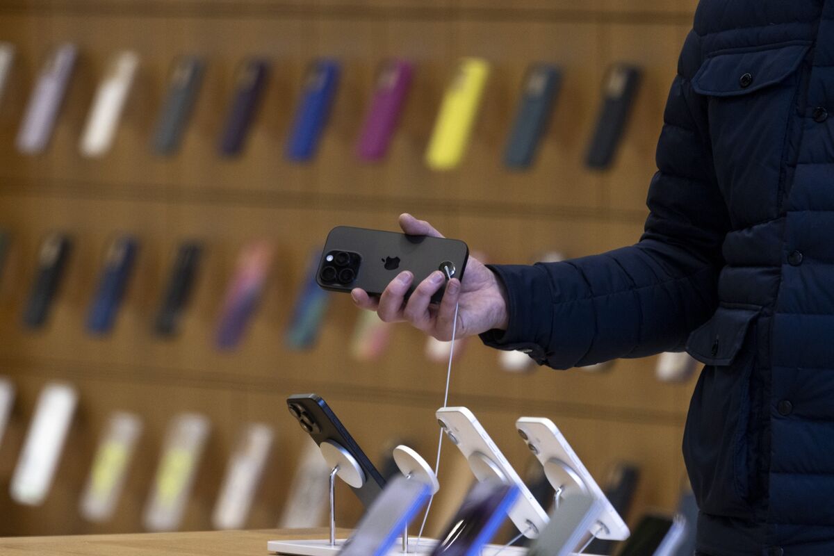 Trump muốn Apple (AAPL) ngừng "di cư" sản xuất iPhone sang Ấn Độ