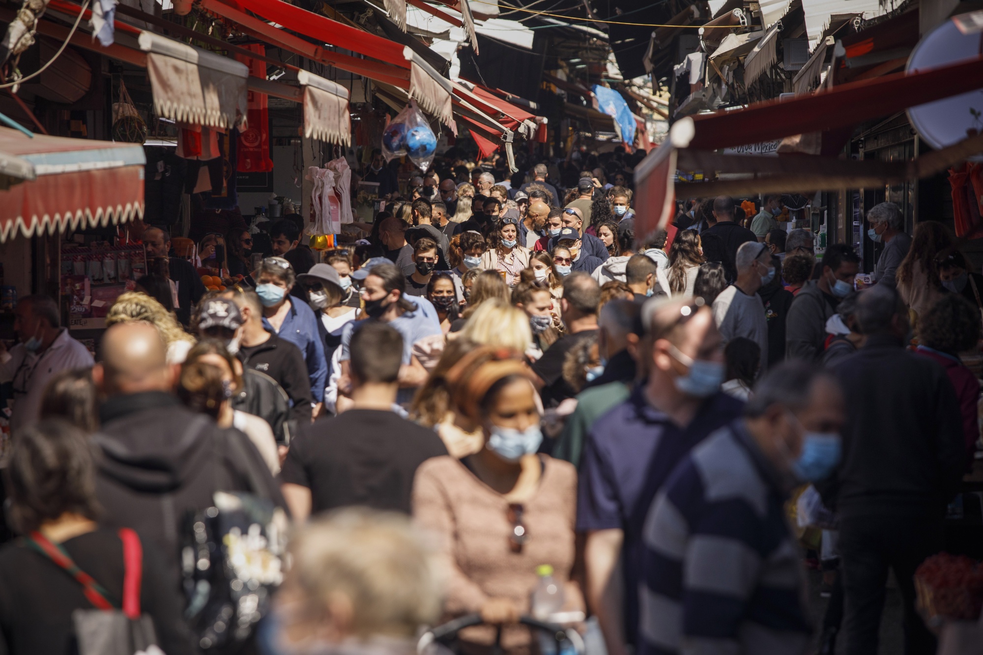 Des foules traversent le marché du Carmel à Tel Aviv, en Israël, le 5 mars.