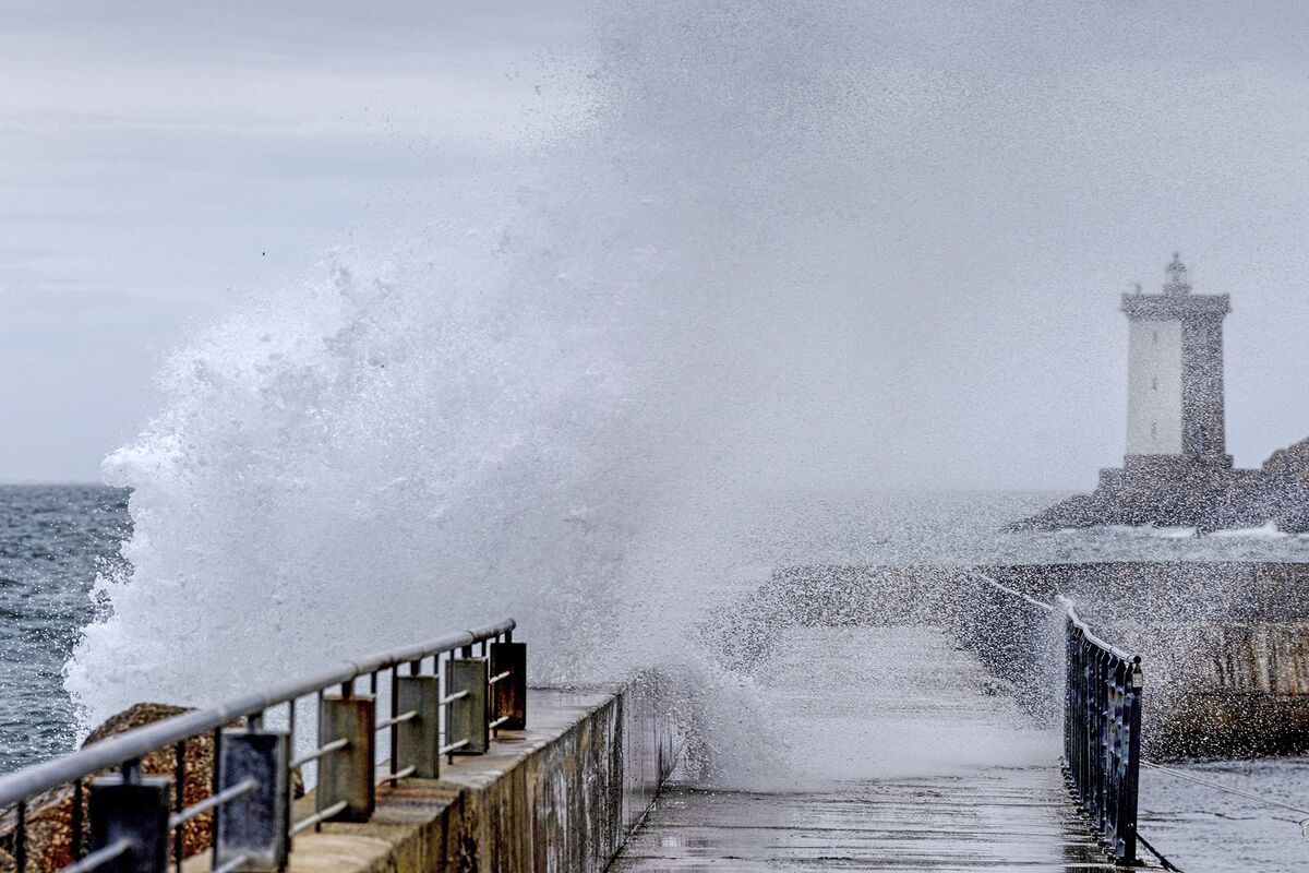 UK Economy Storms Ahead for Now, Despite Sodden Consumers