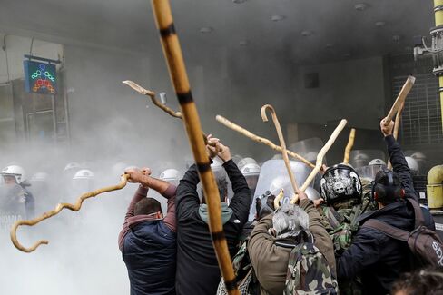 Protesting Greek farmers clash with riot police