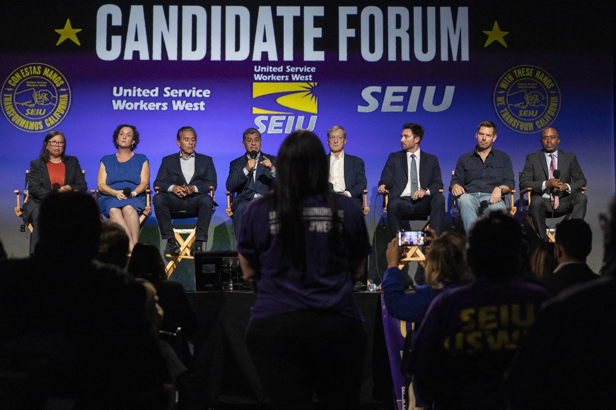 There are too many people on this stage.