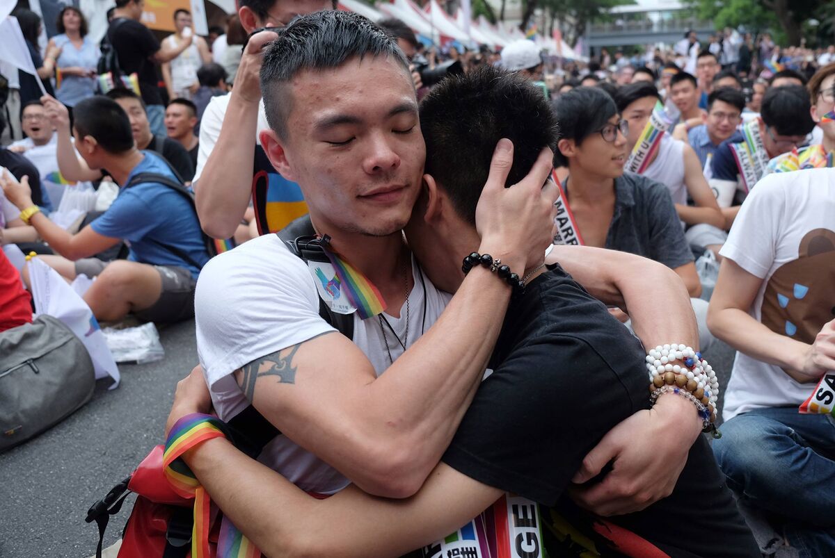 Taiwan Gay Marriage Ruling Widens Political Divide With China - Bloomberg