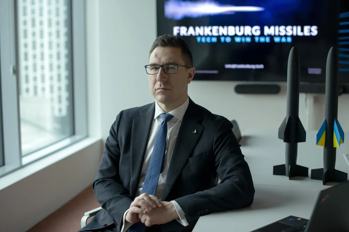 کوستی سالم، مدیرعامل Frankenburg Technologies در دفتر خود در تالین، در ۳ مارس.