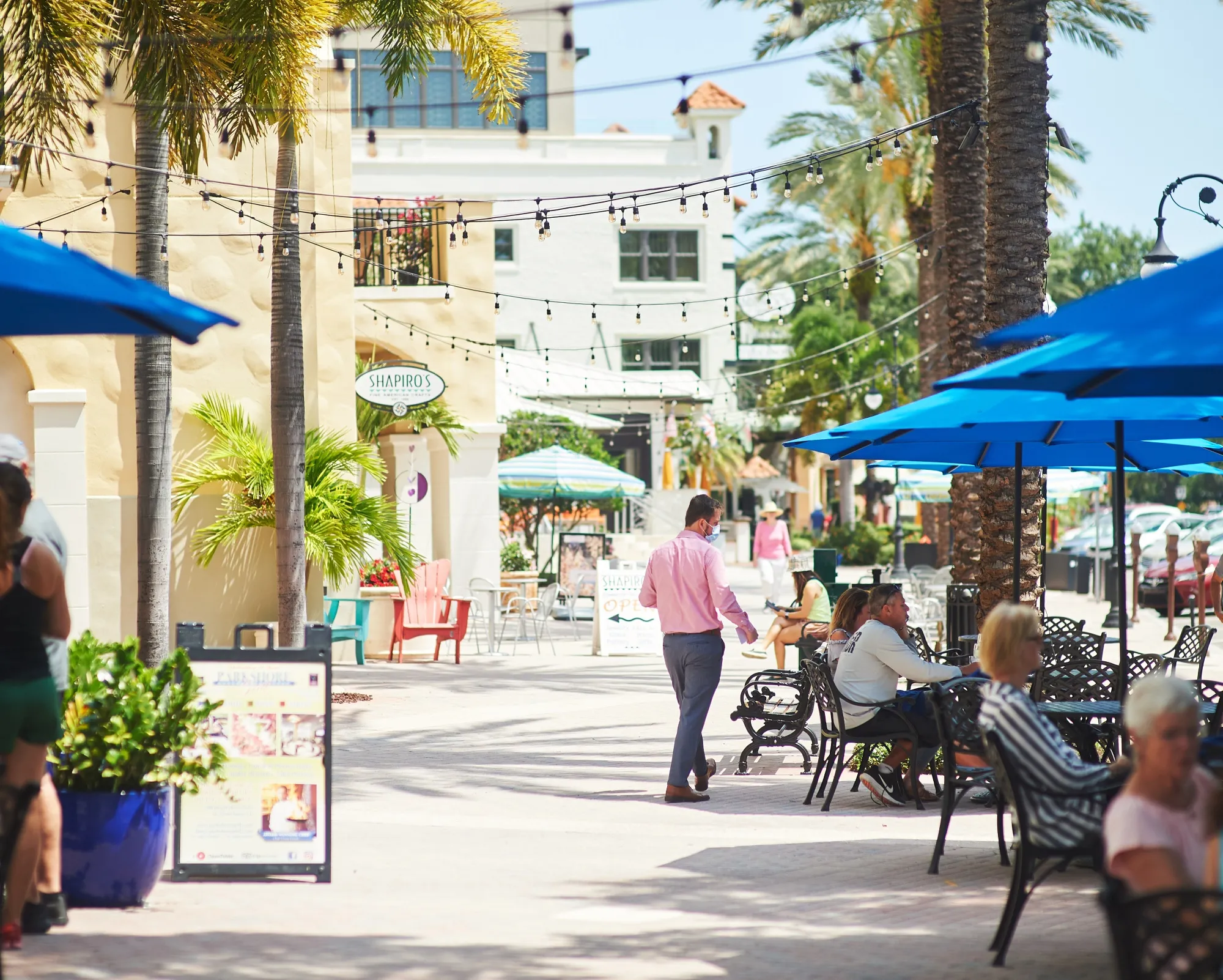 Customers sit in the outside dining area of a restaurant in St. Petersburg, Florida.&nbsp;