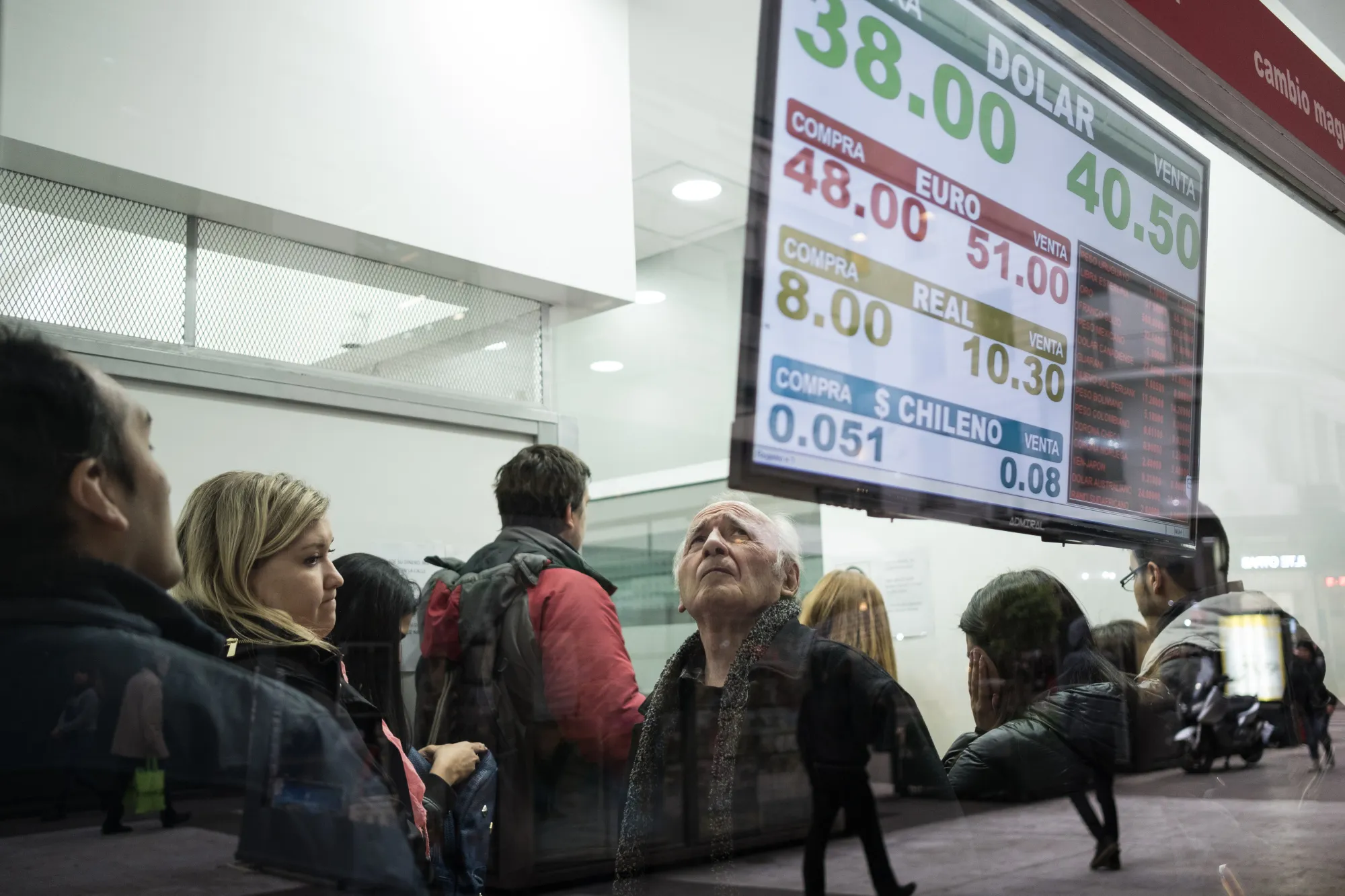 Argentine Peso Tumbles Amid Deepening Economic Crisis 