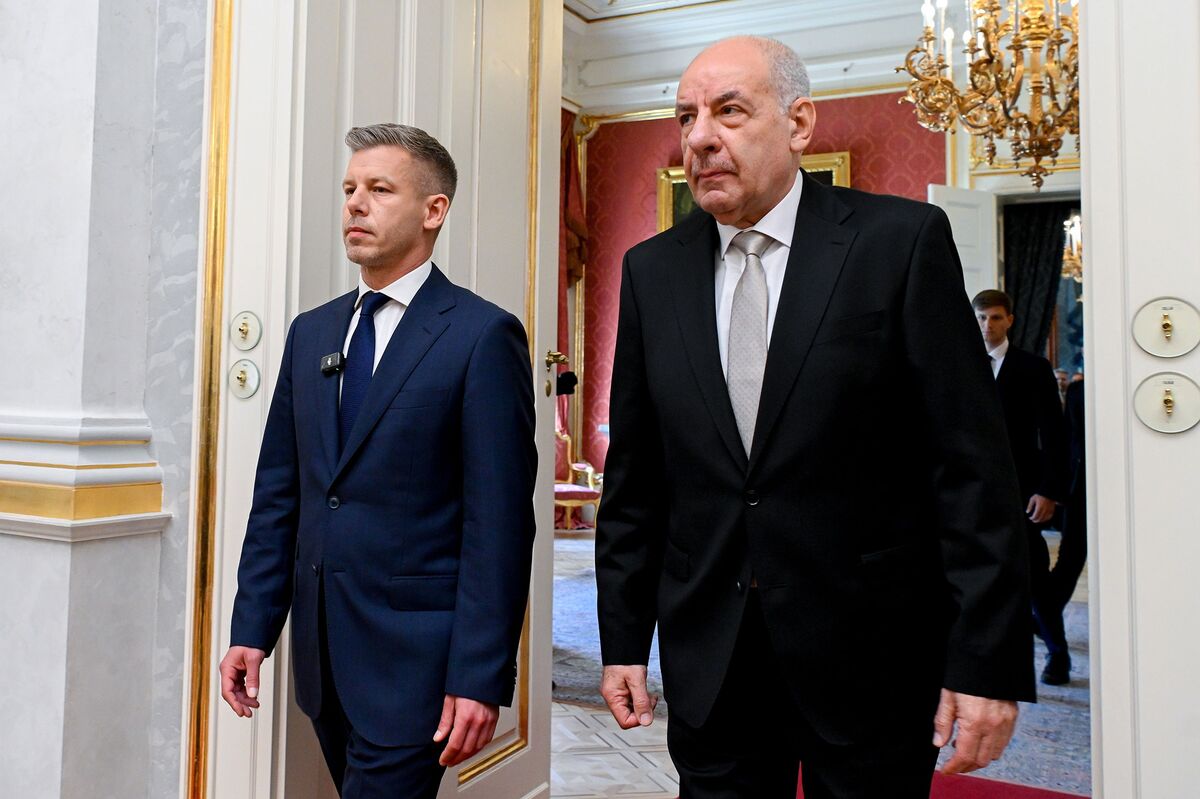 Hungary to Amend Constitution to Oust President, Magyar Says