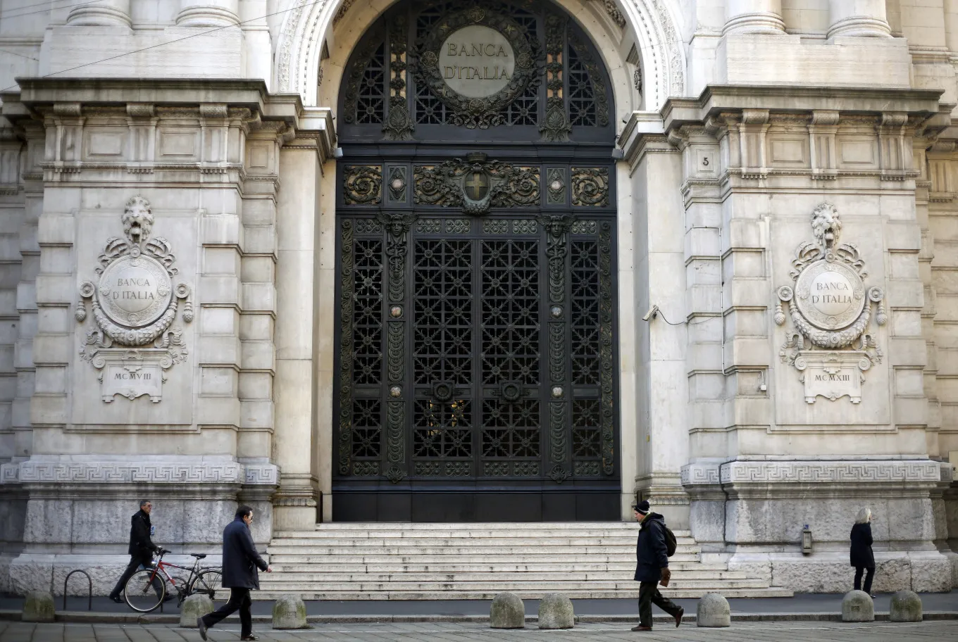 General Retail And Economy As Italy Sells Bonds Ahead Of Senate Confidence Vote