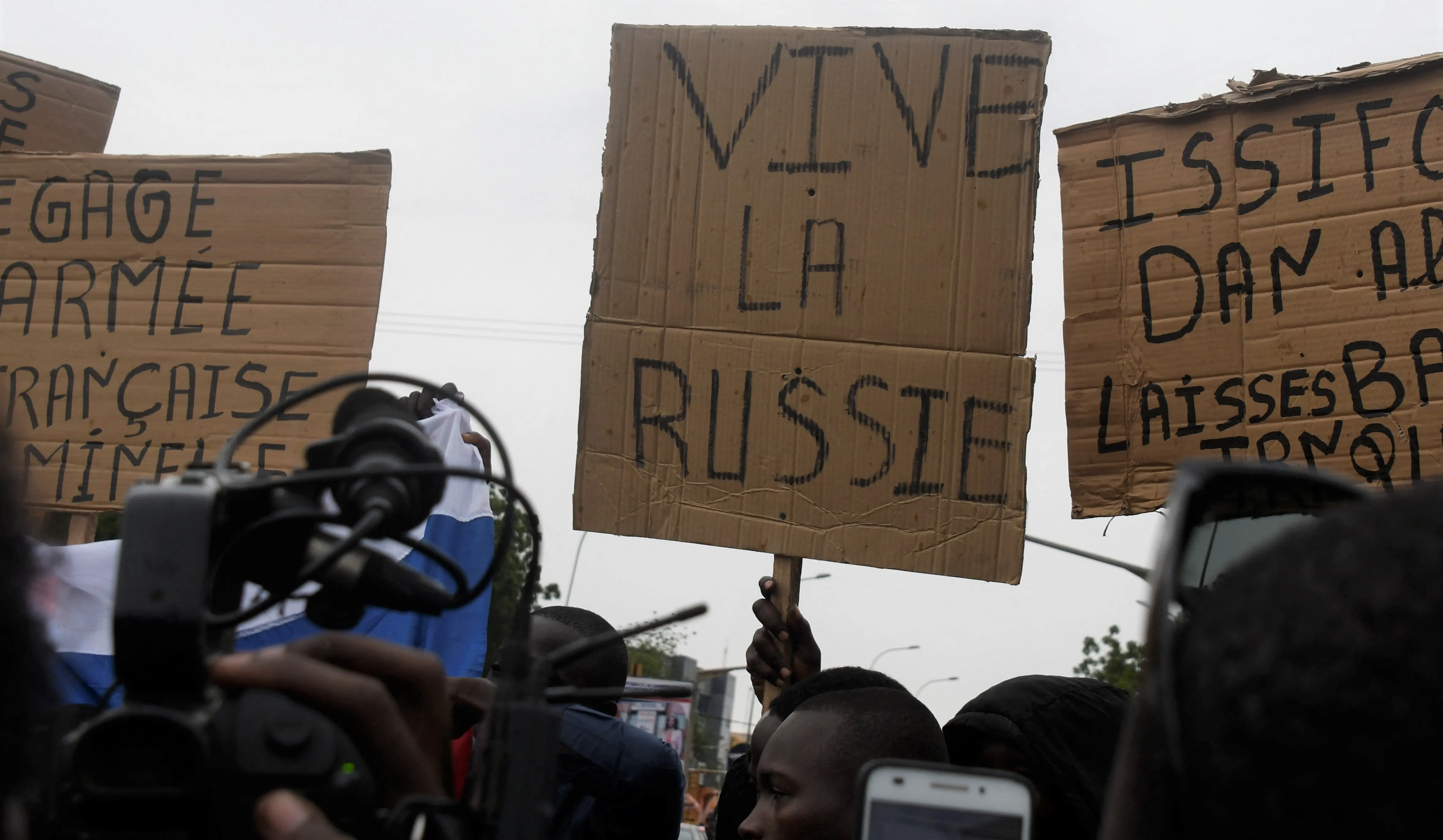 A man holds a placard in a demonstration&nbsp;against French military presence in Niger in 2022 in Niamey.