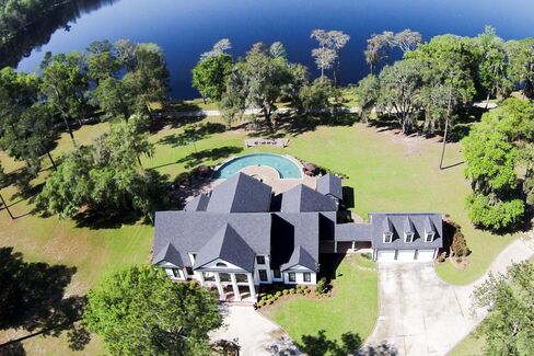 Note the distinctive horseshoe-shaped pool.