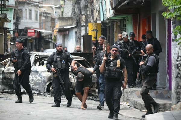 TOPSHOT-BRAZIL-CRIME-DRUGS-FAVELA-POLICE-RAID