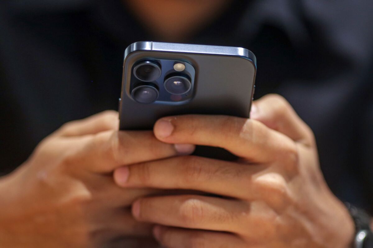 
                            Indian Retail Investors Dump Stocks By Most Since 2023