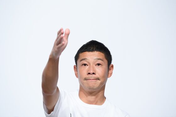 Japanese Billionaire Seeks Crew for ‘Fun’ Trip Around the Moon
