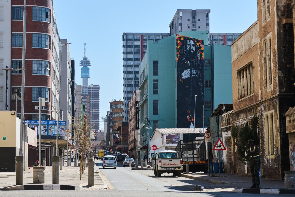 Fitch Diverges From South Africa’s Treasury on Debt Outlook