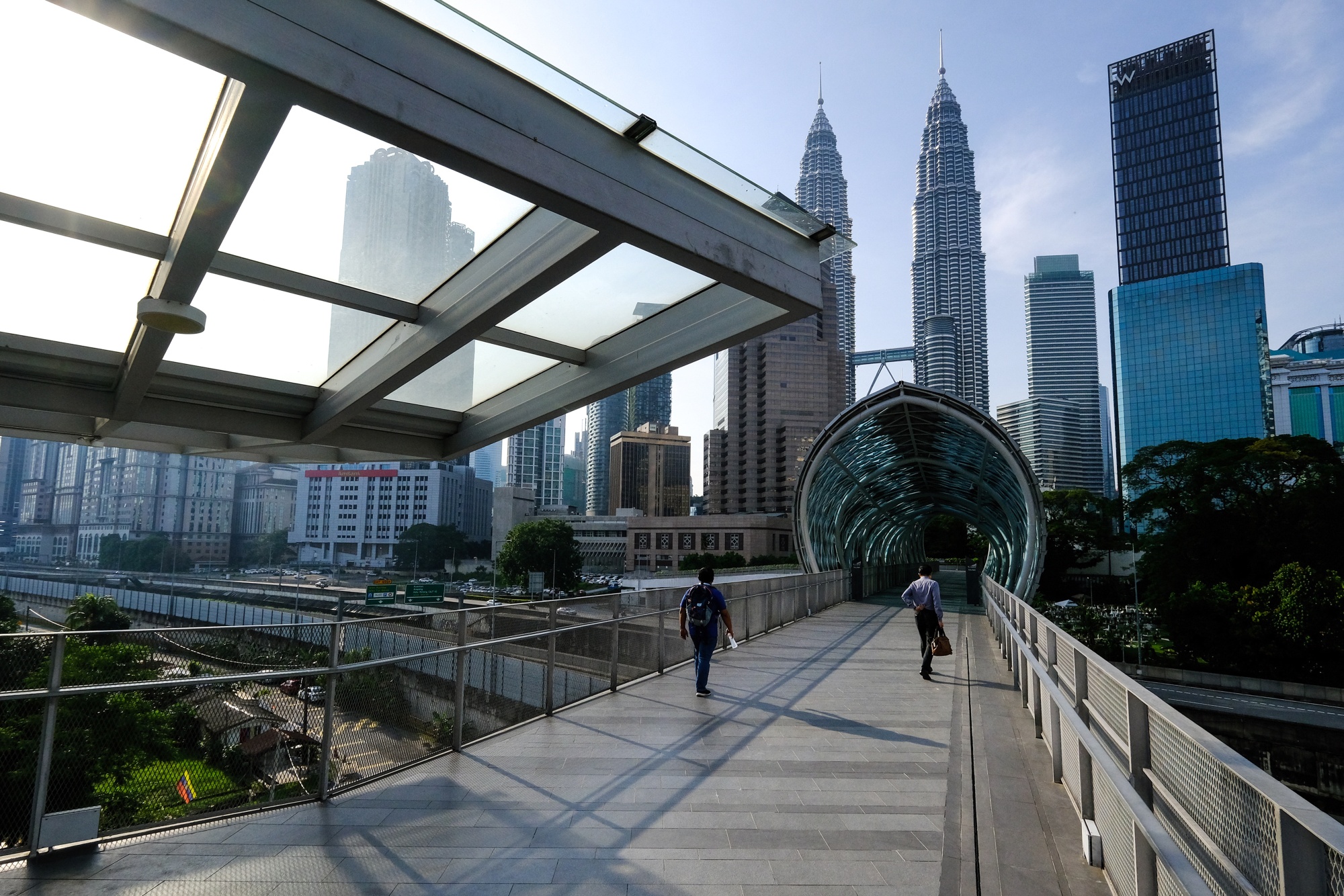 Malaysia GDP Contraction Slows, But New Nationwide Virus Curbs Add Pressure