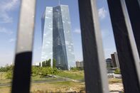 Frankfurt Losing Edge in Brexit Race as Paris Gains Ground