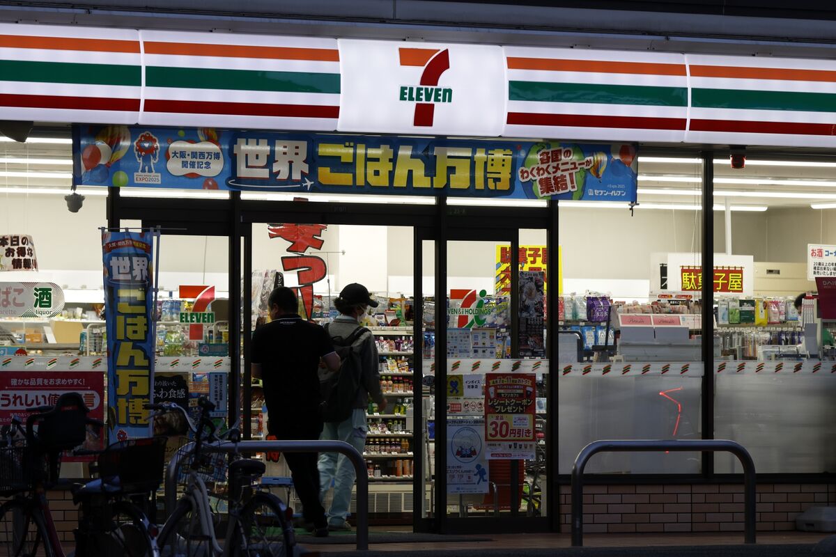 Seven & i Value Eclipsed by Aeon as Revamp Struggles to Impress - Bloomberg