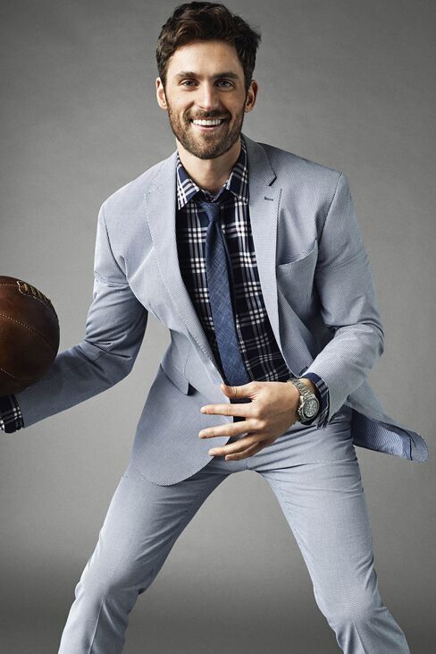 Banana Republic brand ambassador Kevin Love Kick wears a light cotton suit.