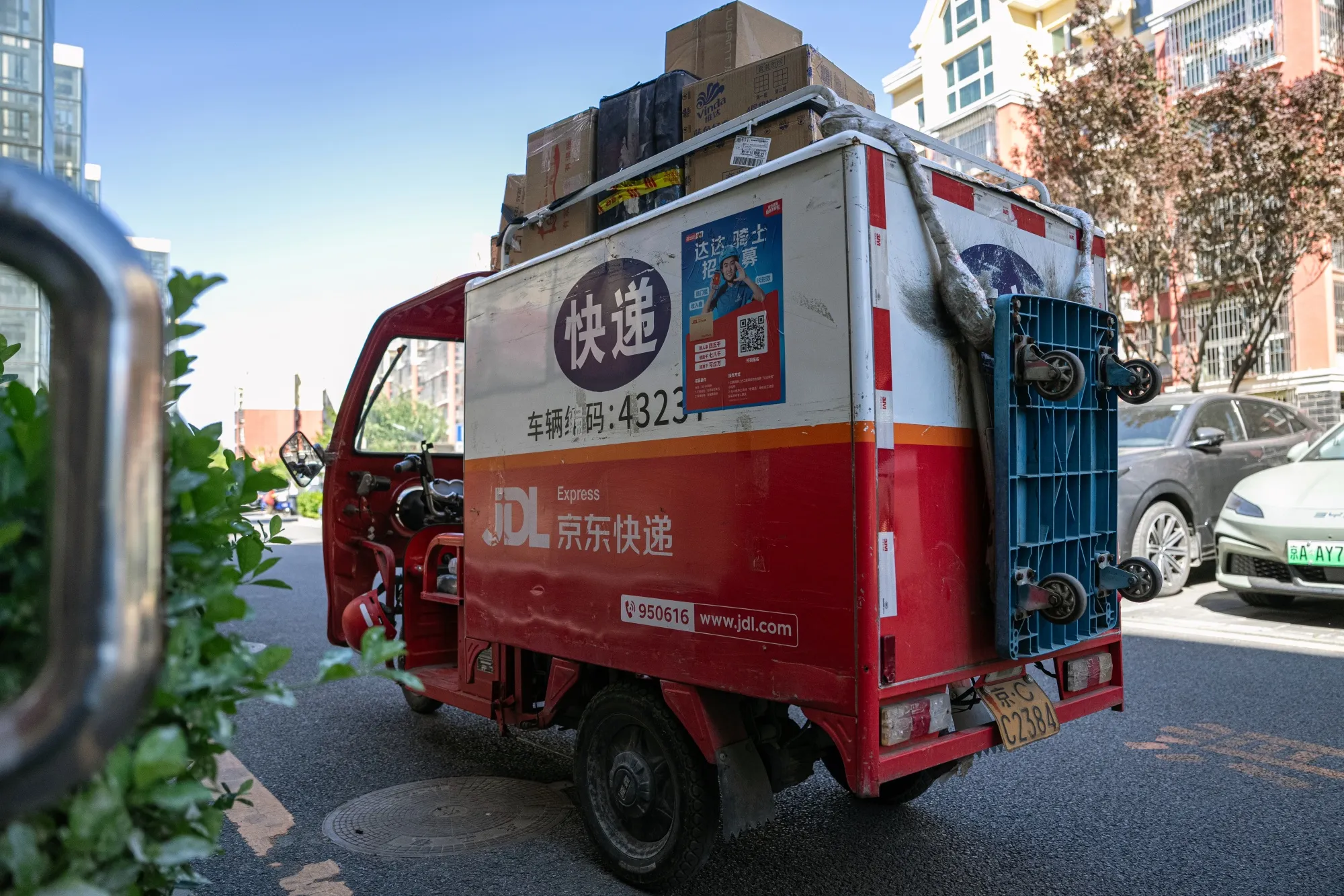 JD.com Unit to Start Trading in Hong Kong After $383 Million IPO - Bloomberg