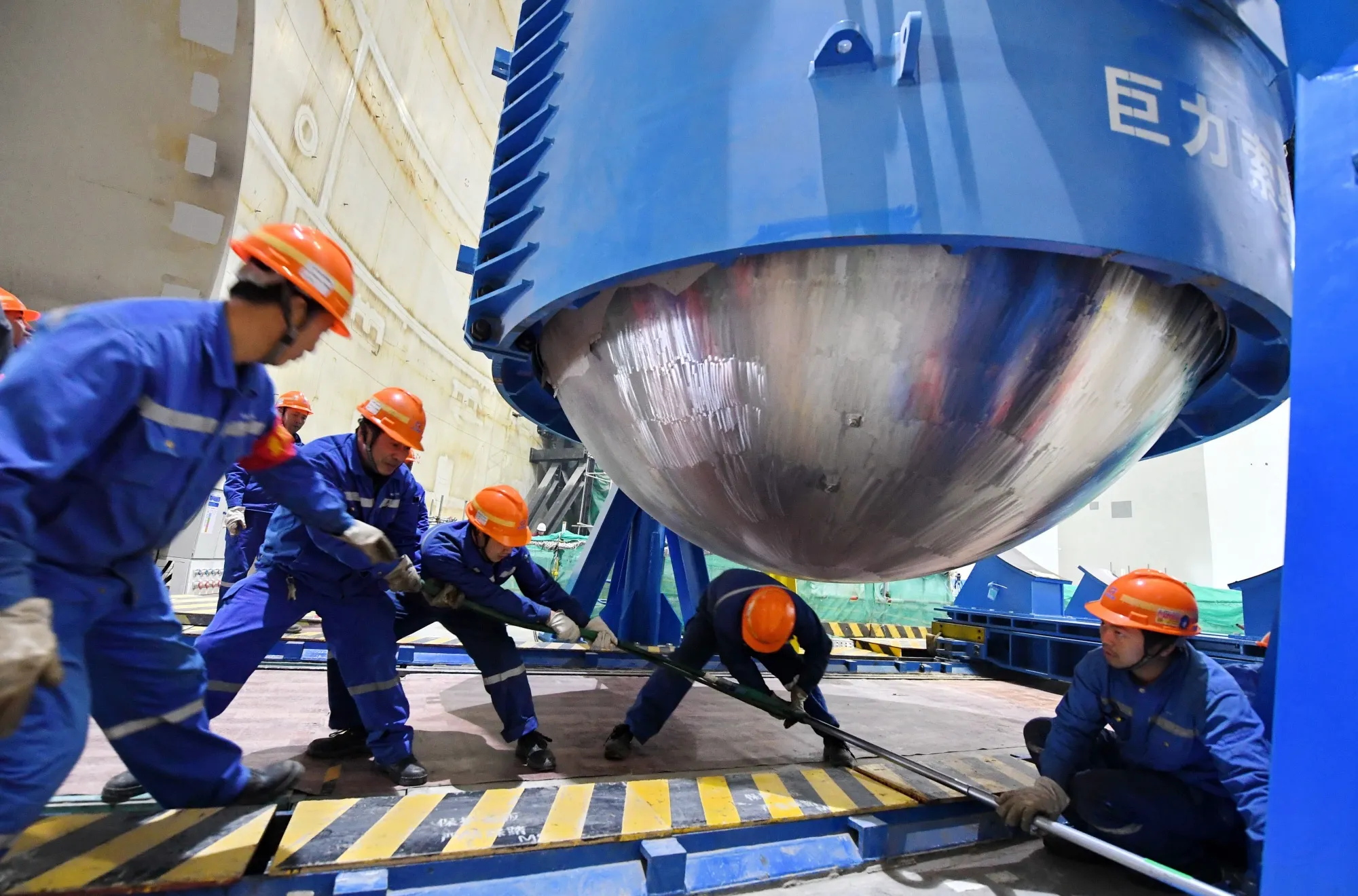 Workers install a reactor pressure vessel at the Fuqing nuclear power plant with Hualong One technology in Fujian Province, Jan. 2018.