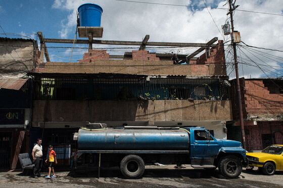 The Army Took Over the Spigots, Forcing Thirsty Venezuelans to Pay