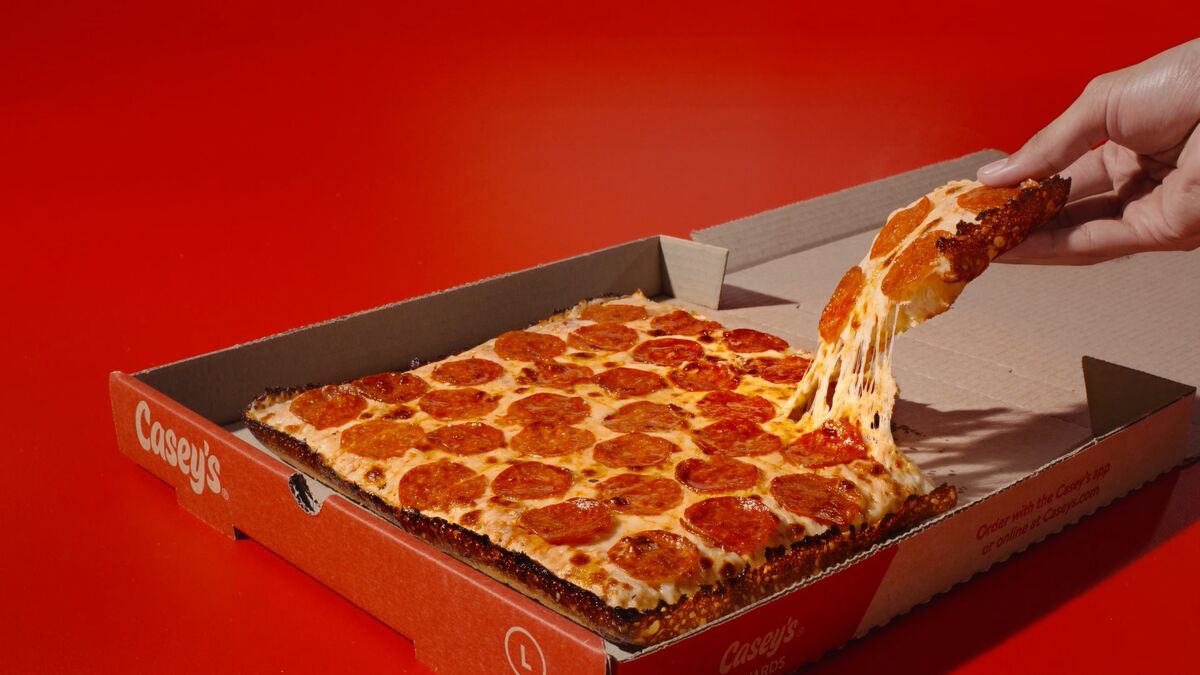 bloomberg.com - Daniela Sirtori - Casey's Pan Pizza Push Takes Aim at Struggling Fast-Food Rivals
