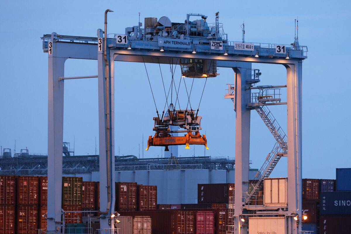 Japan Reports Trade Deficit For 12th Month As Yen S Slide Peaks Bloomberg