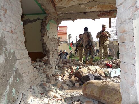 Suicide attack outside Pakistan consulate in Afghanistan
