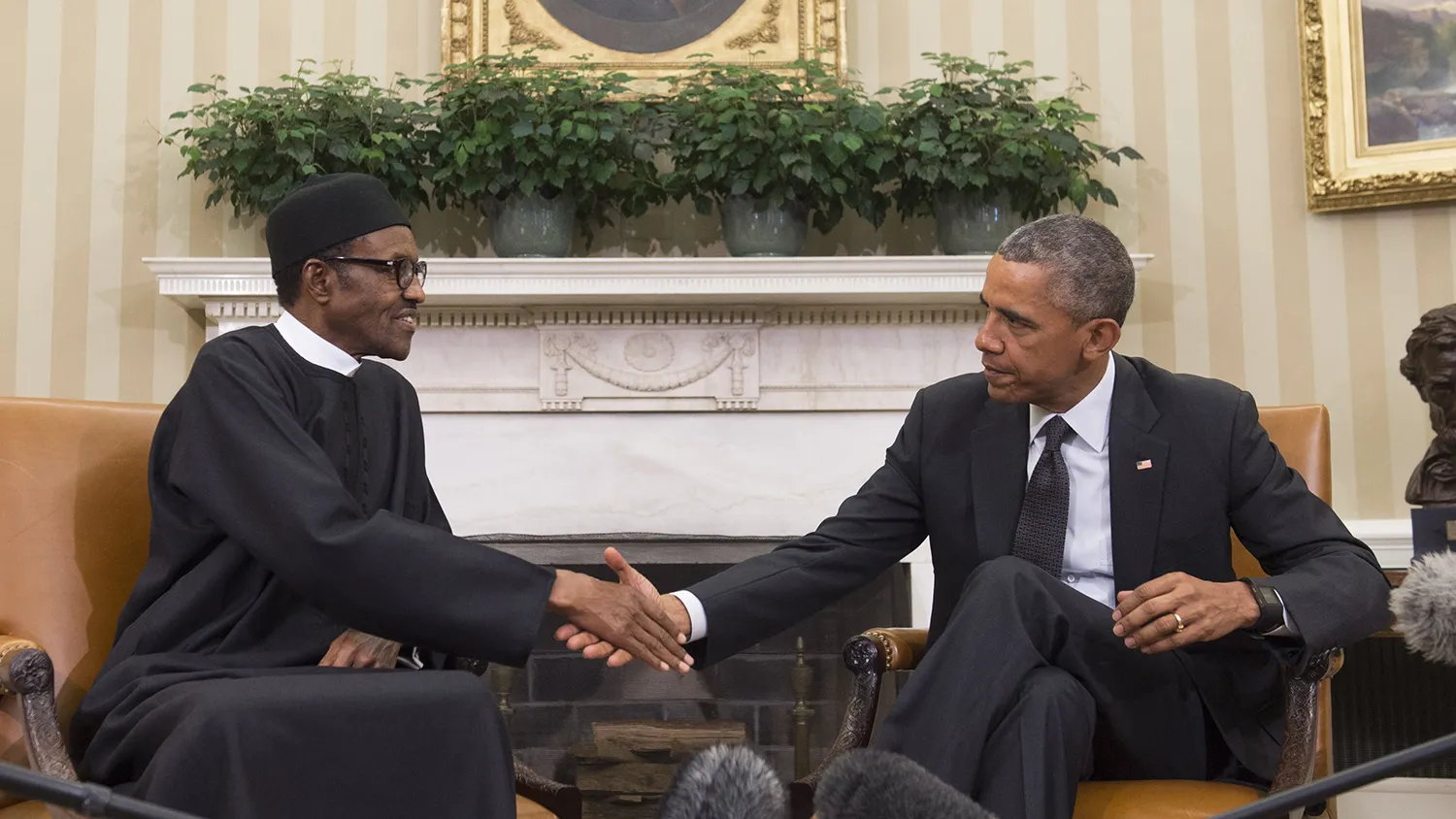 US President Barack Obama shakes hands with Nigerian President Muhammadu Buhari during a meeting in the Oval Office of the White House in Washington, DC, July 20, 2015.
