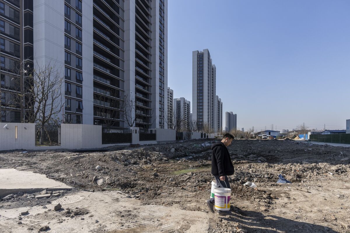 Vanke Bonds Plunge as Biggest Backer Tightens Rescue Loan Terms