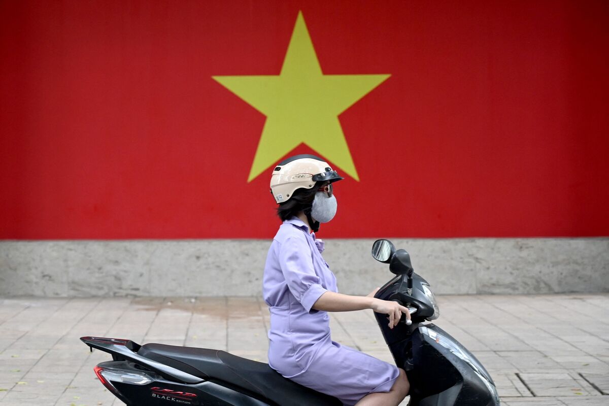 Chứng khoán Việt Nam tiến gần mức kỷ lục nhờ hy vọng cải cách và lạc quan về thỏa thuận thương mại