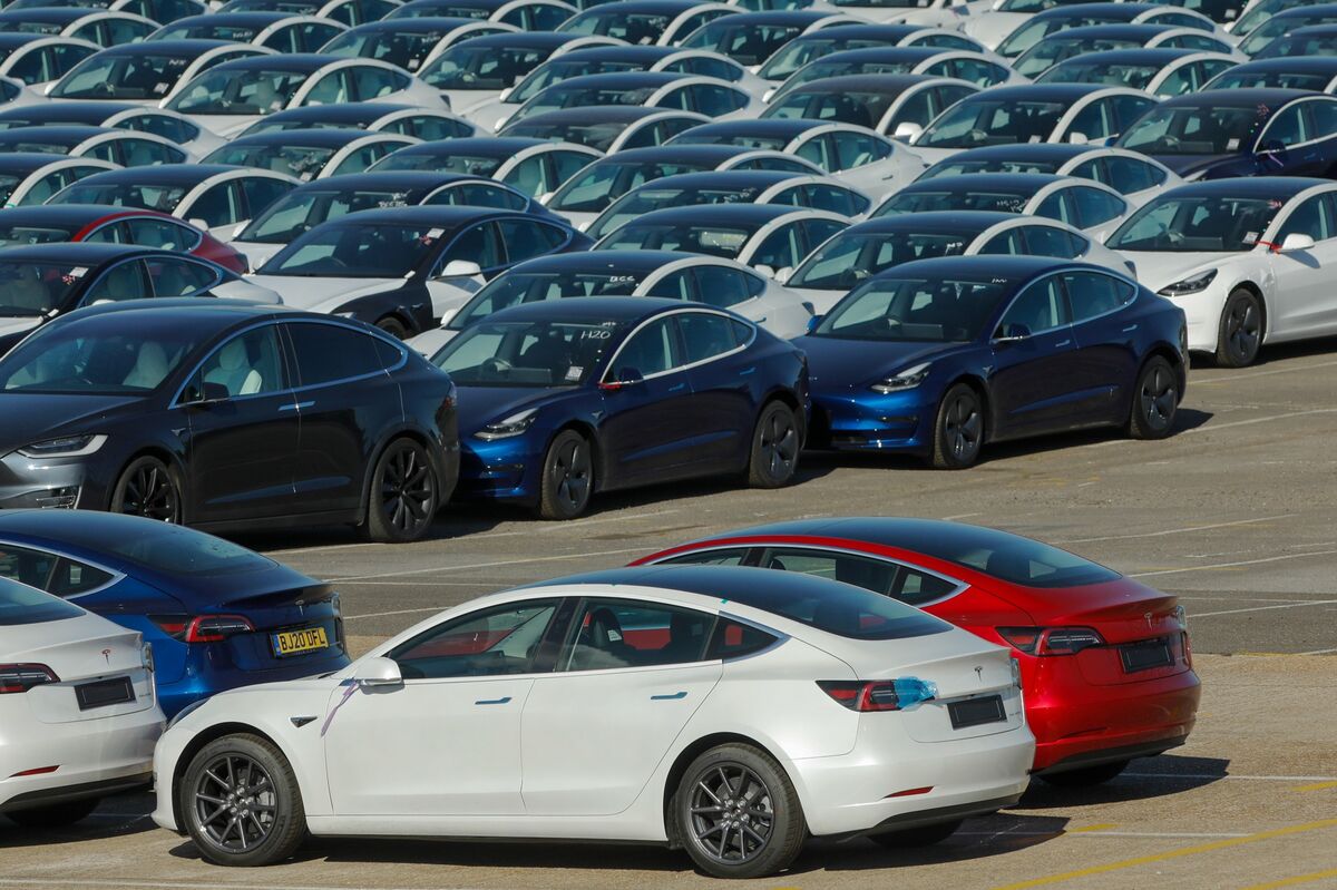 Auto: Tesla's electric vehicle sales fell short of expectations, continuing a trend of declining performance in the market.
