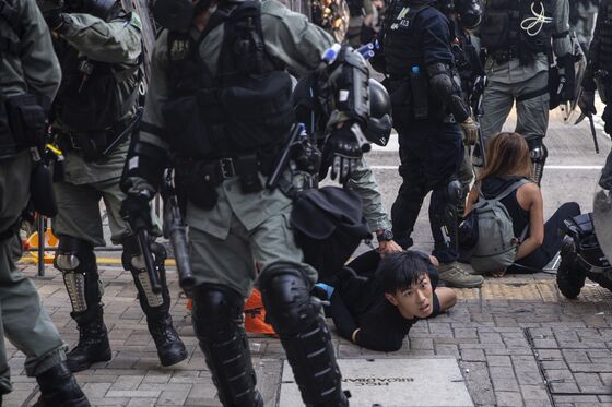 Calls Grow for Hong Kong Curfew, Face Mask Ban as Tensions Rise