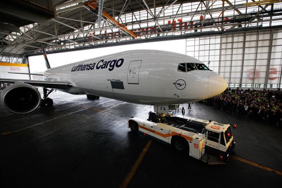 Lufthansa Will Airlift Food to Britain, Skirting Port Logjam