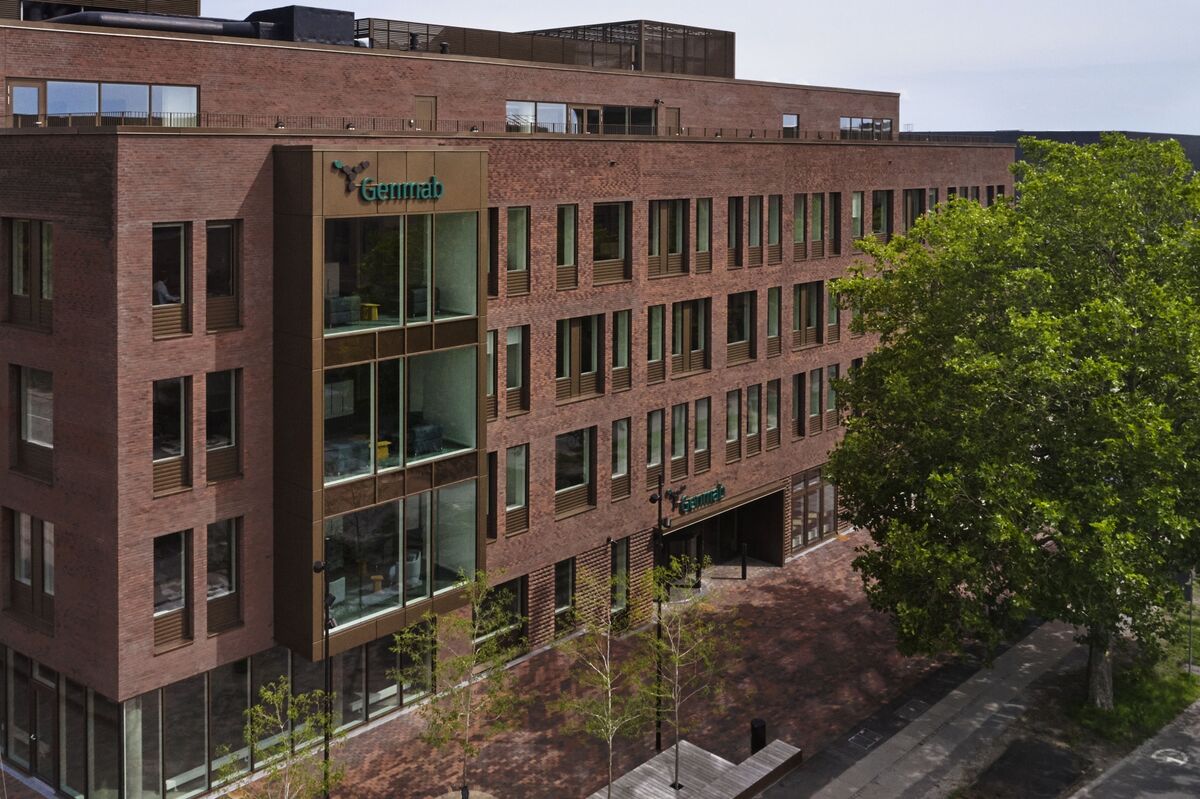 bloomberg.com - Kevin Kingsbury - Genmab Wraps Up Leveraged Finance's Biggest M&amp;A Deal Since April