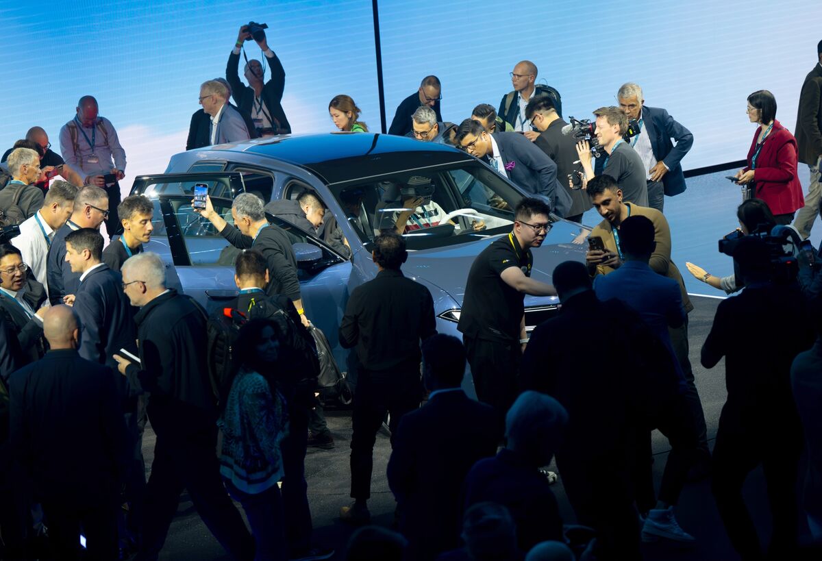 BMW, Mercedes Vie With BYD, Other Chinese Rivals at Munich Show BMW, Mercedes Vie With BYD, Other Chinese Rivals at Munich Show