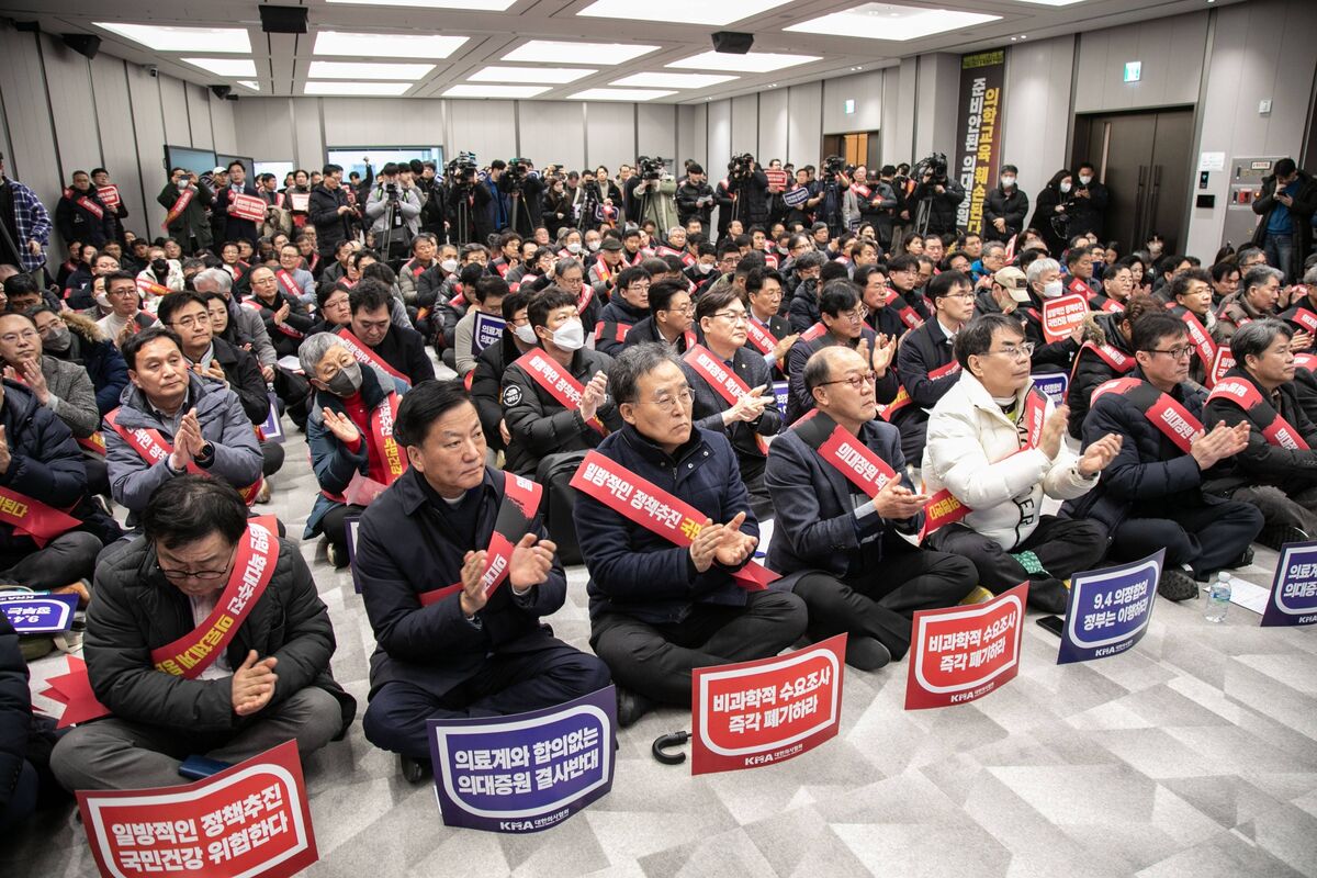 South Korea Holds First Talks With Doctors as Deadline Looms - Bloomberg