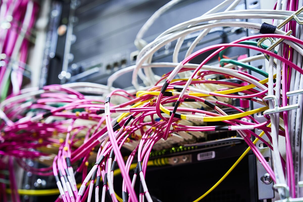 Интернет сервер, кабель Bloomberg. Connecting Server. Internet infrastructure.