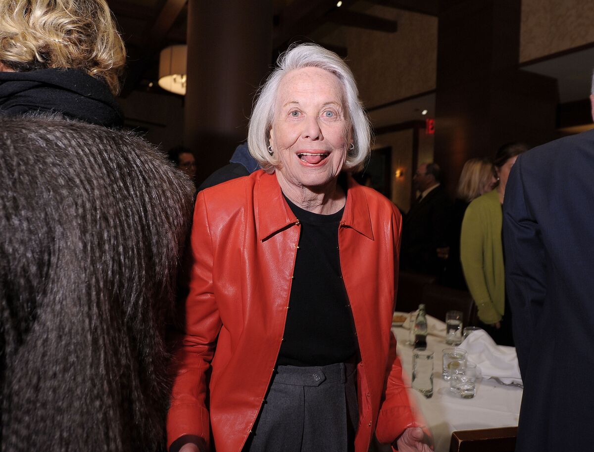 Liz Smith, 'Grande Dame of Dish' Gossip Columnist, Dies at 94 - Bloomberg